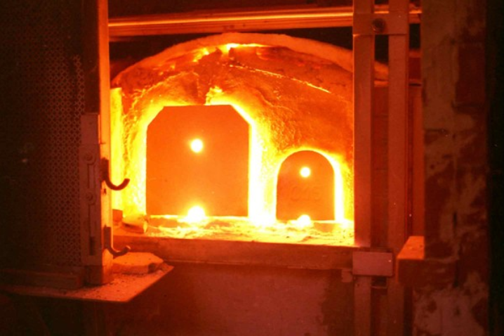 Muffola, se llama al horno que se utiliza para templar las piezas recien fabricadas. Horno para cristal. Horno de templado. Horno de Murano.